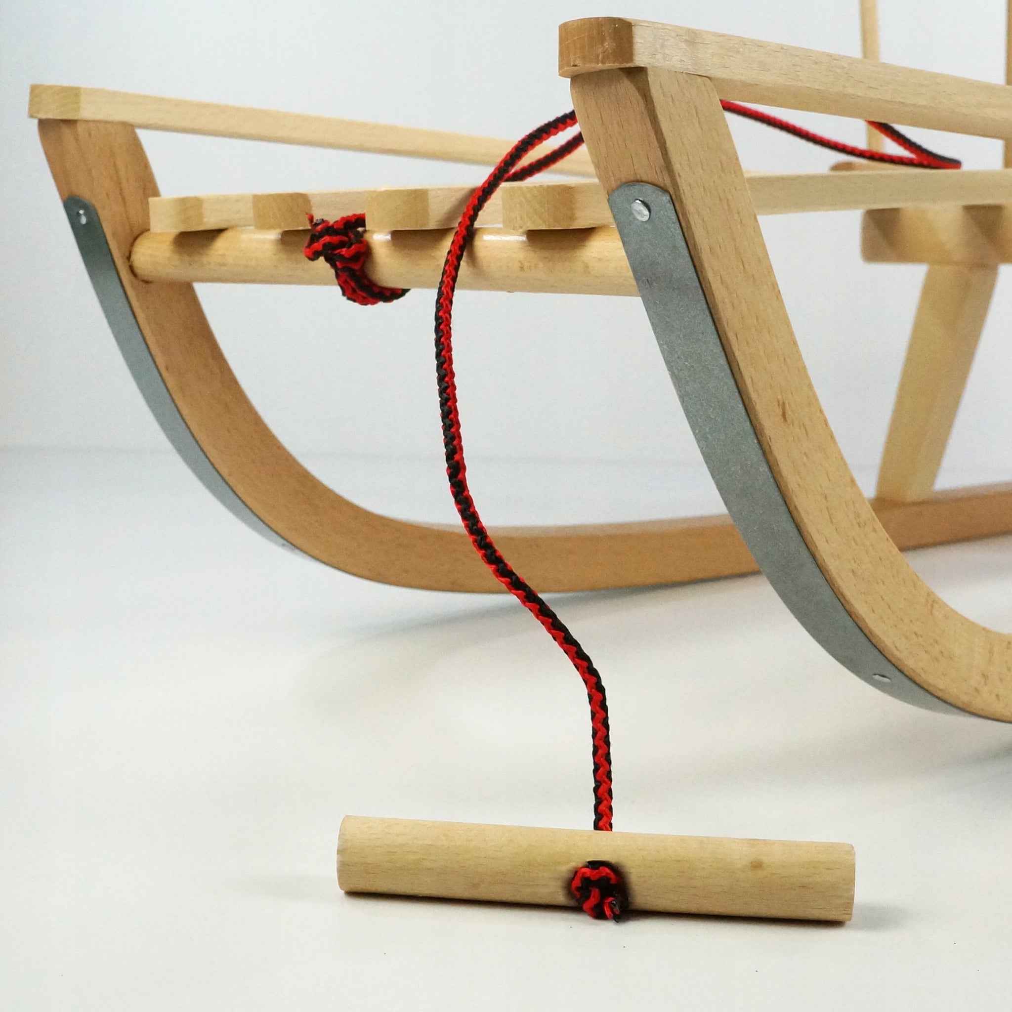 PREMIUM tradicinės medinės rogutės vaikams su atlošu ir virvele