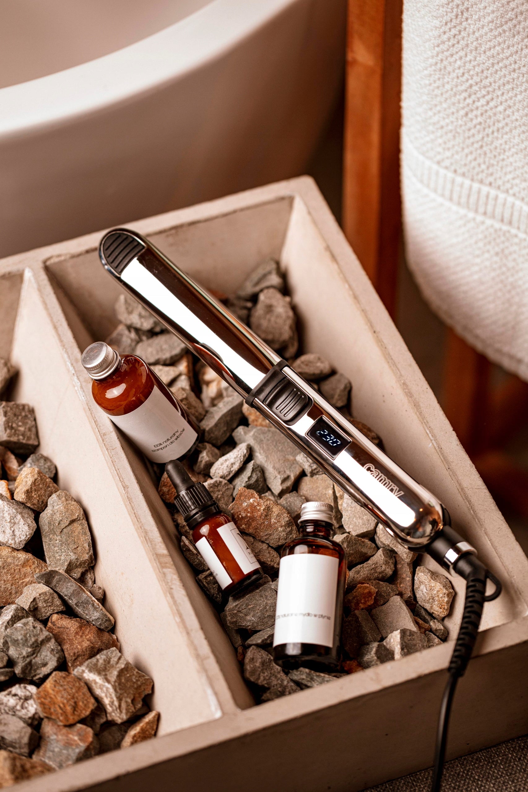 Plaukų tiesintuvas su titano plokštelėmis, jonizacija, temperatūros reguliavimu ir LCD