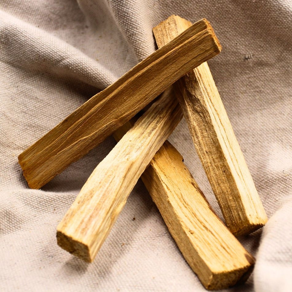 Namų ritualų rinkinys su Palo Santo ir balta šalavija, smilkalai, 7 čakrų apyrankė
