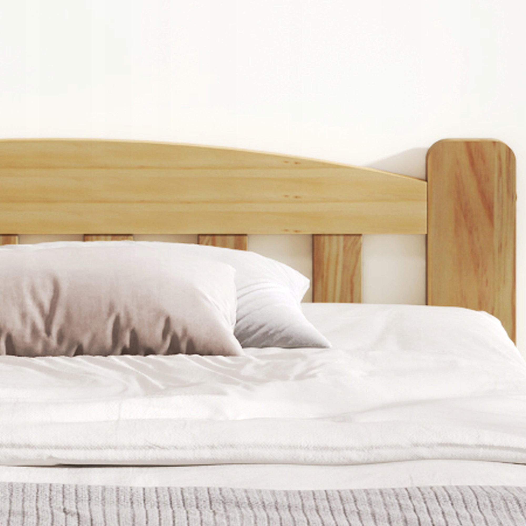 Tvirtas natūralaus medžio fotelio tipo lovos rėmas 140x200 su galvūgaliu ir atlošu