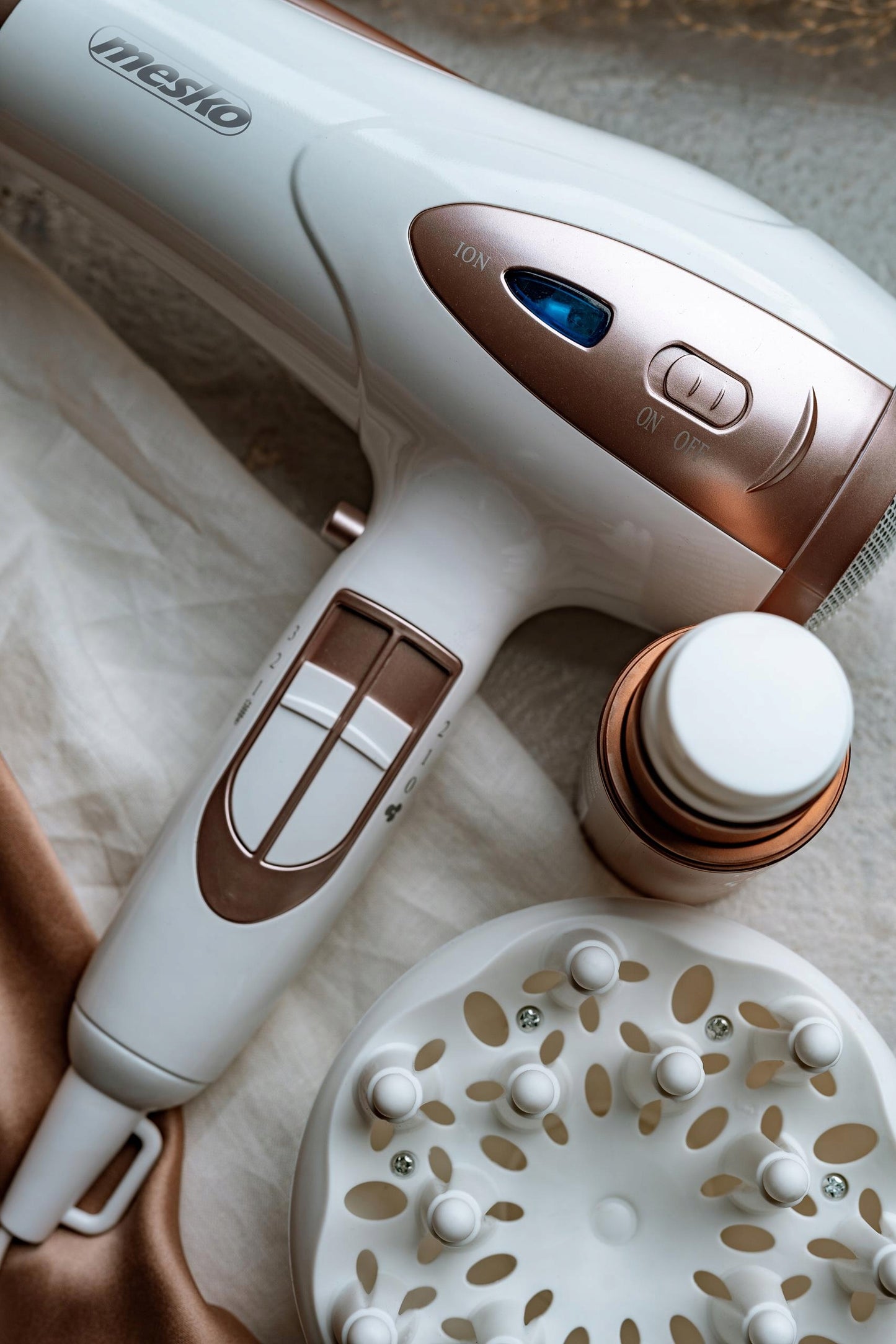 Plaukų džiovintuvas 2400W Su jonizacija Šalto oro funkcija + Koncentratorius ir Difuzorius