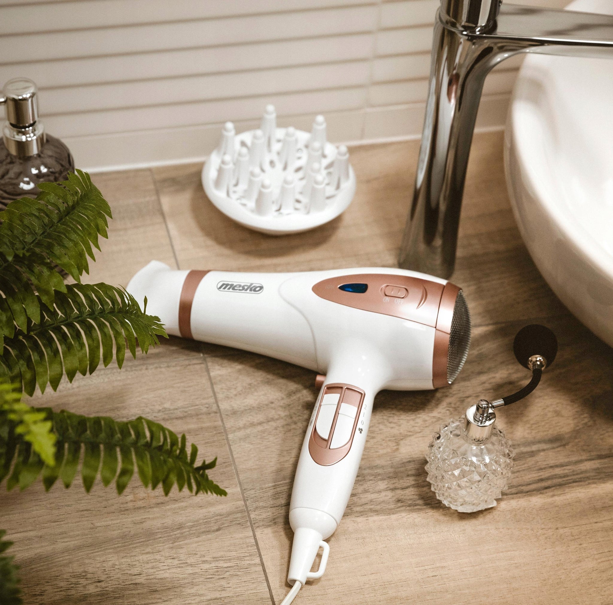 Plaukų džiovintuvas 2400W Su jonizacija Šalto oro funkcija + Koncentratorius ir Difuzorius