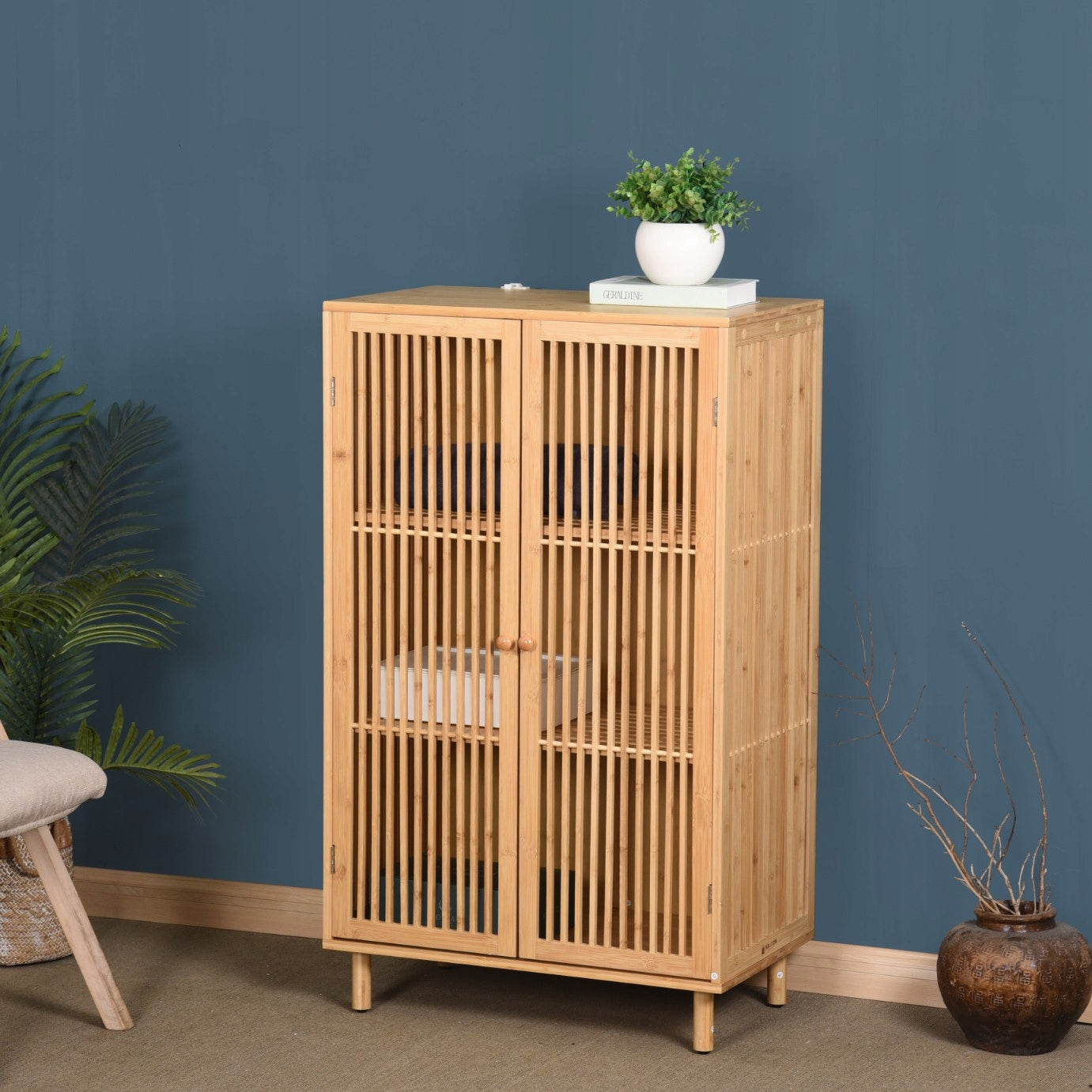 Stovintis spintelės tipo lentyna, skirta svetainei ir prieškambariui, pagaminta iš bambuko, 110x66x40