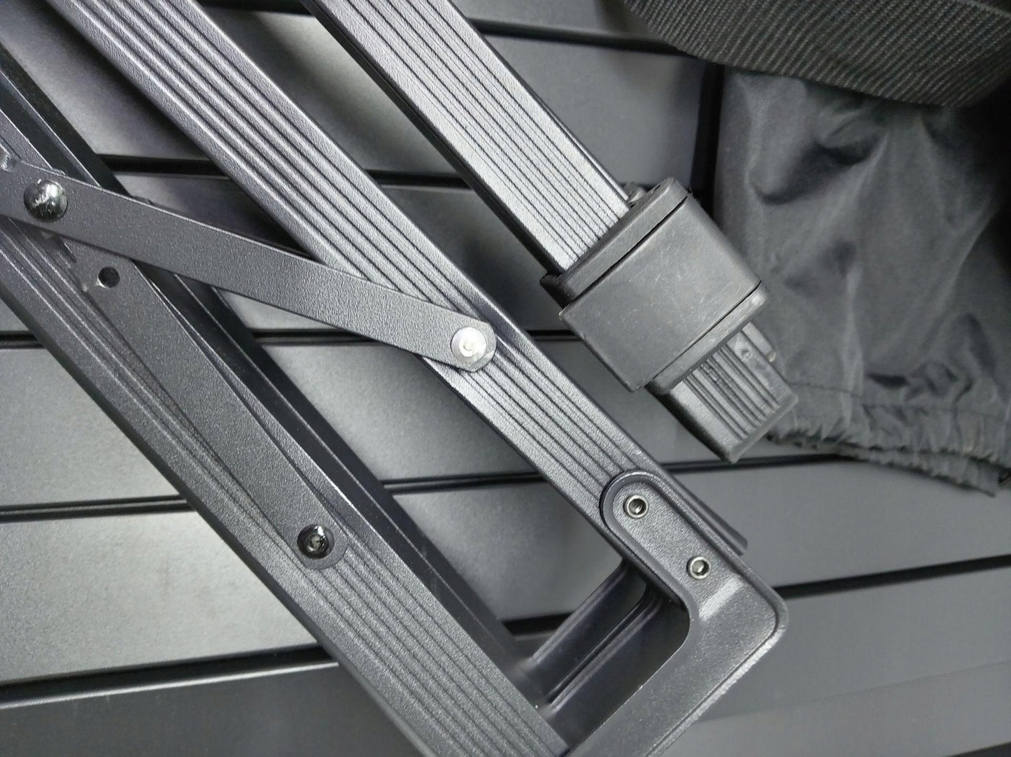 TIMBER RIDGE Suldamas kempingo stalas 108 x 71 cm juodas