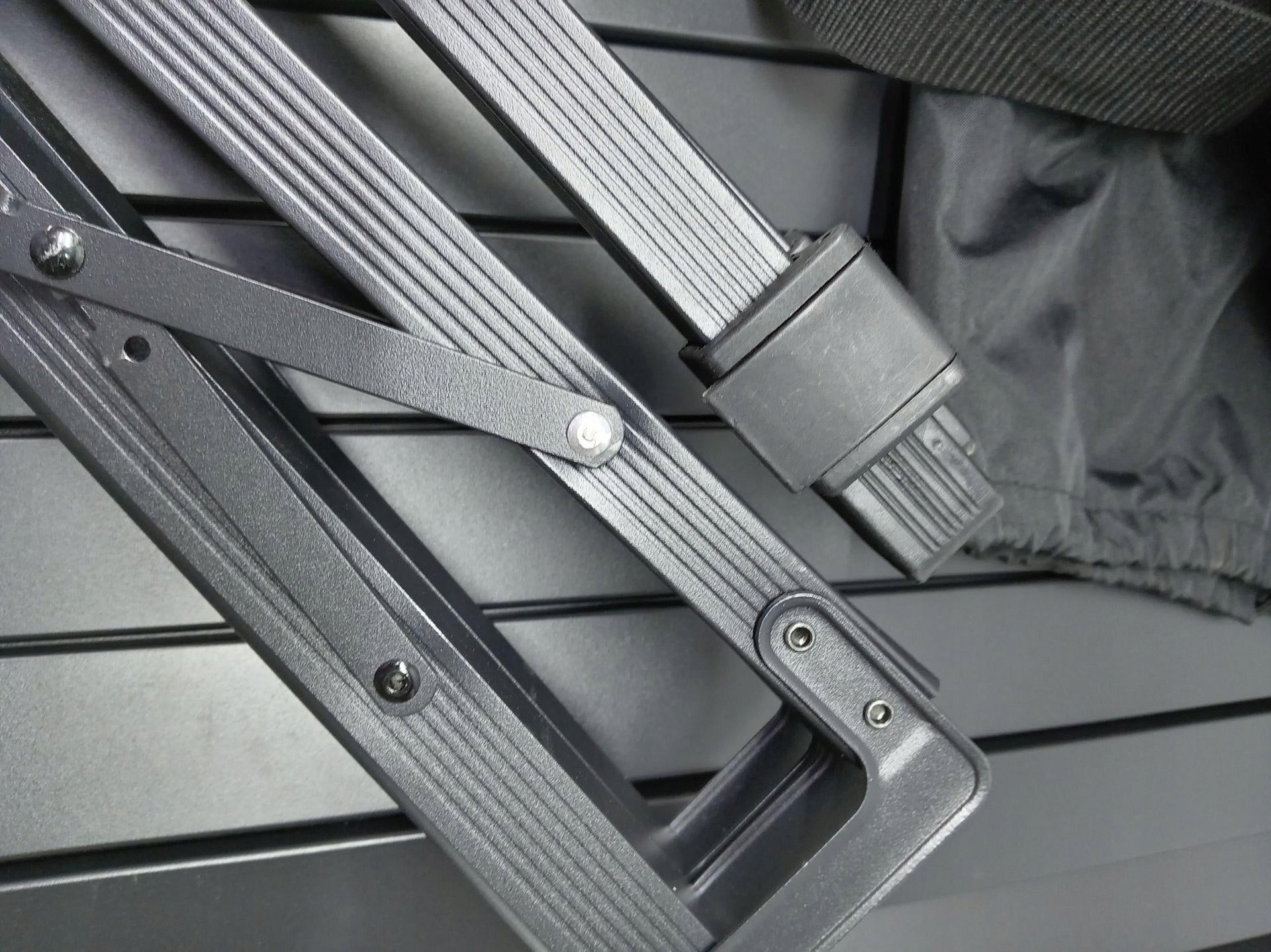 TIMBER RIDGE Suldamas kempingo stalas 108 x 71 cm juodas