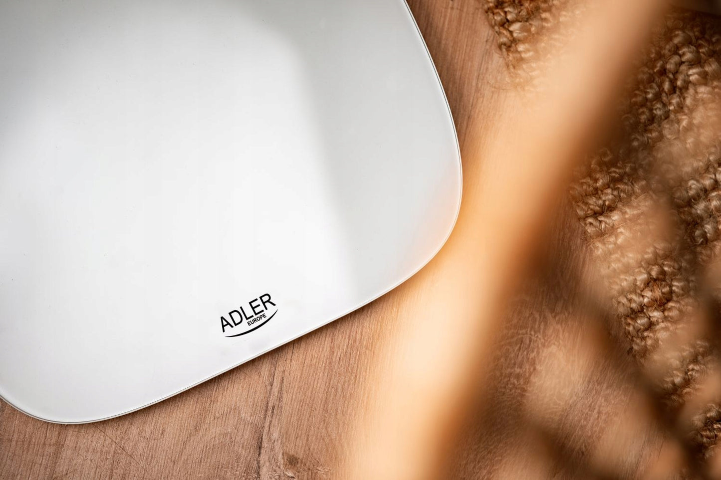 Elektroninės stiklinės vonios svarstyklės, tikslumo iki 180kg, grynos baltos spalvos, LED