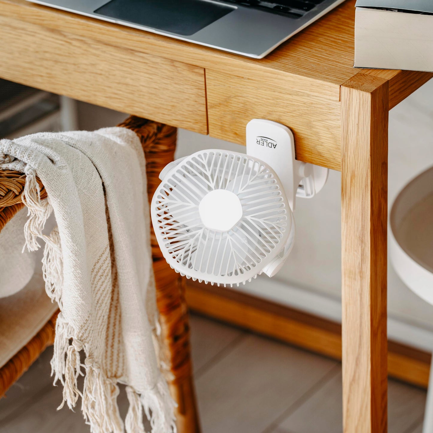 Mini stalo ventiliatorius, akumuliatorinis, su spaustuku, 3 greičių, LED, namams ir sodui