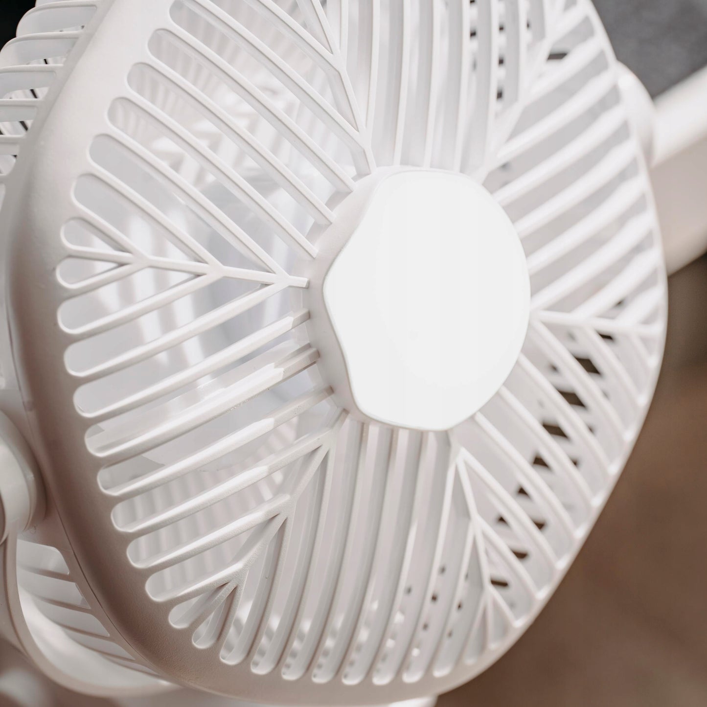 Mini stalo ventiliatorius, akumuliatorinis, su spaustuku, 3 greičių, LED, namams ir sodui