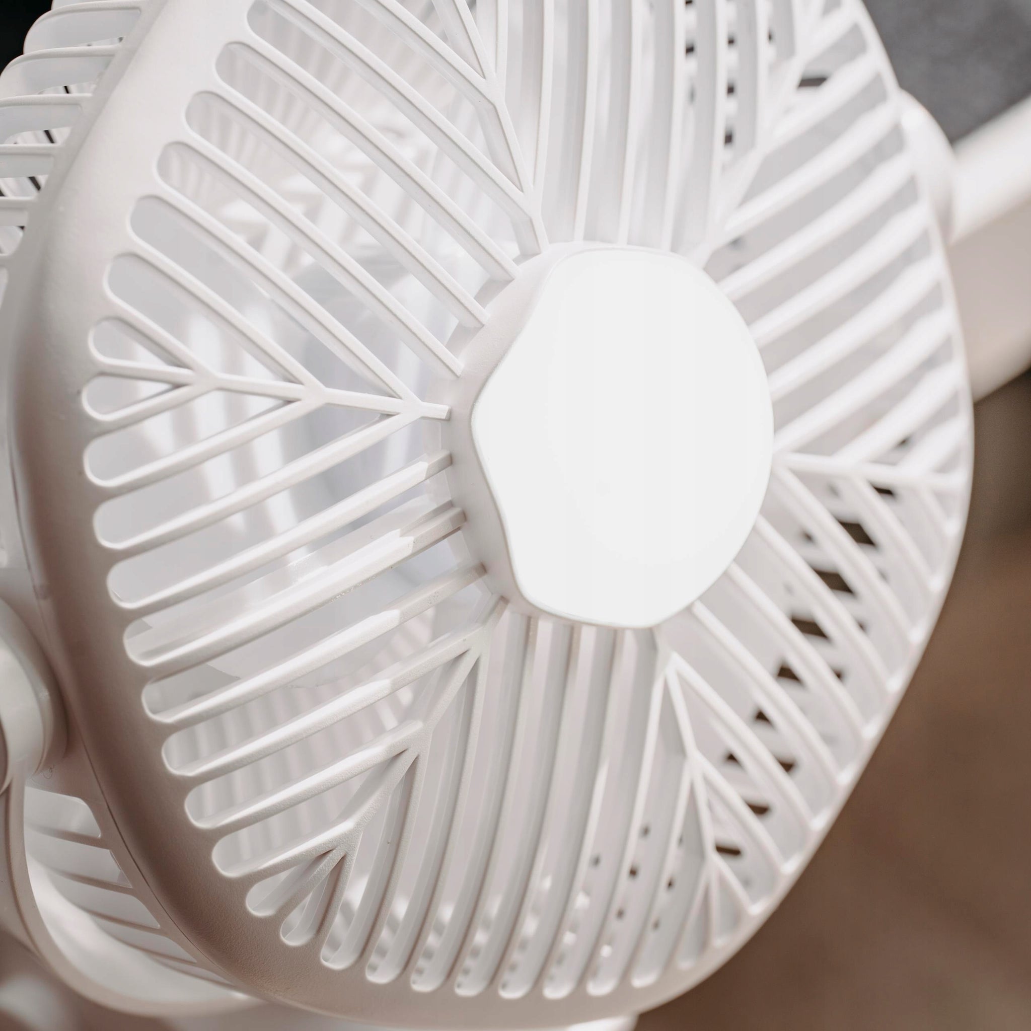 Mini stalo ventiliatorius, akumuliatorinis, su spaustuku, 3 greičių, LED, namams ir sodui