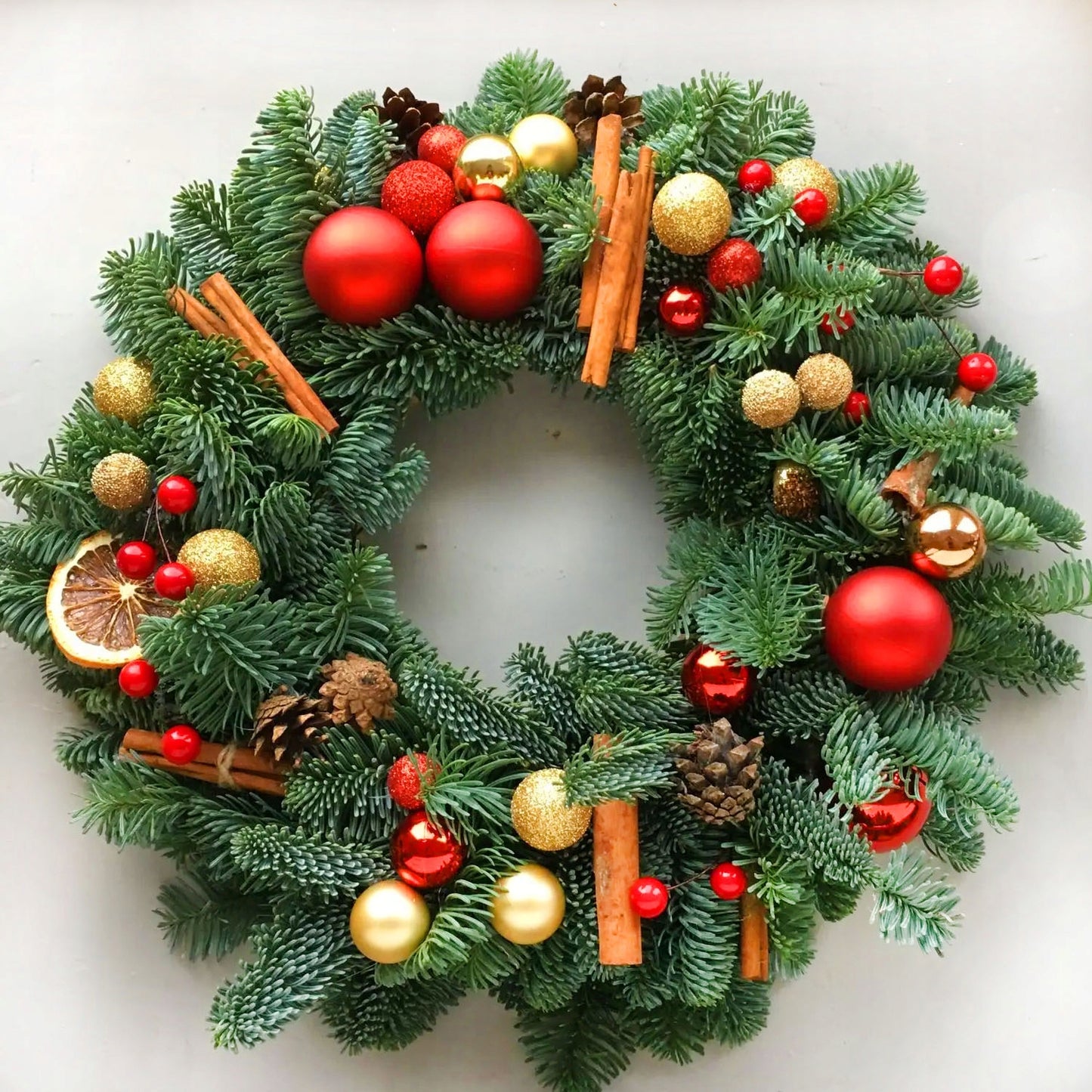 Kalėdinis vainikas durų dekoracija 26 cm baltas Paruošta puošmena