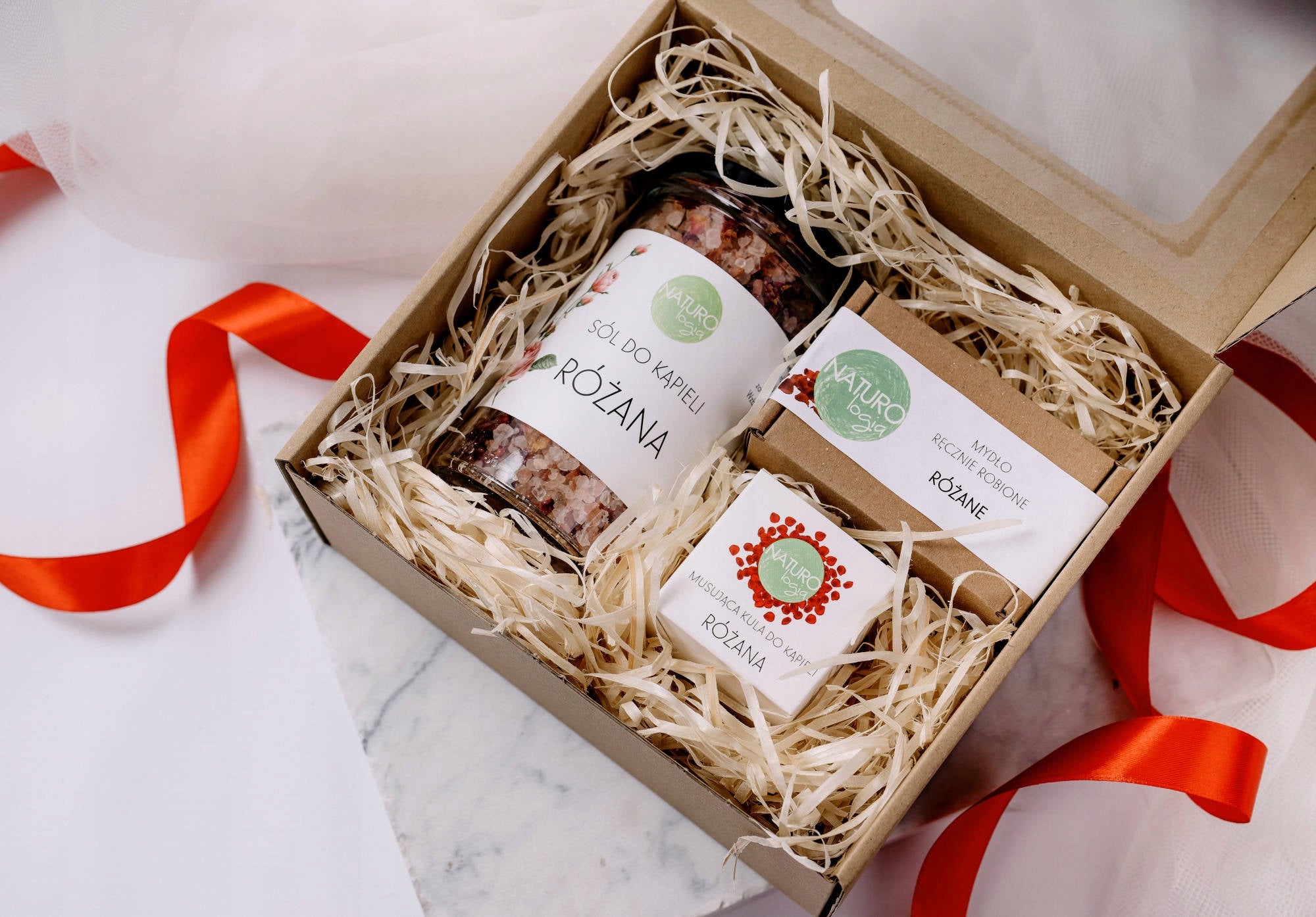 Rožinis dovanų rinkinys, muilinė ir vonios rutulys jai – atpalaiduojanti vonia žmonai