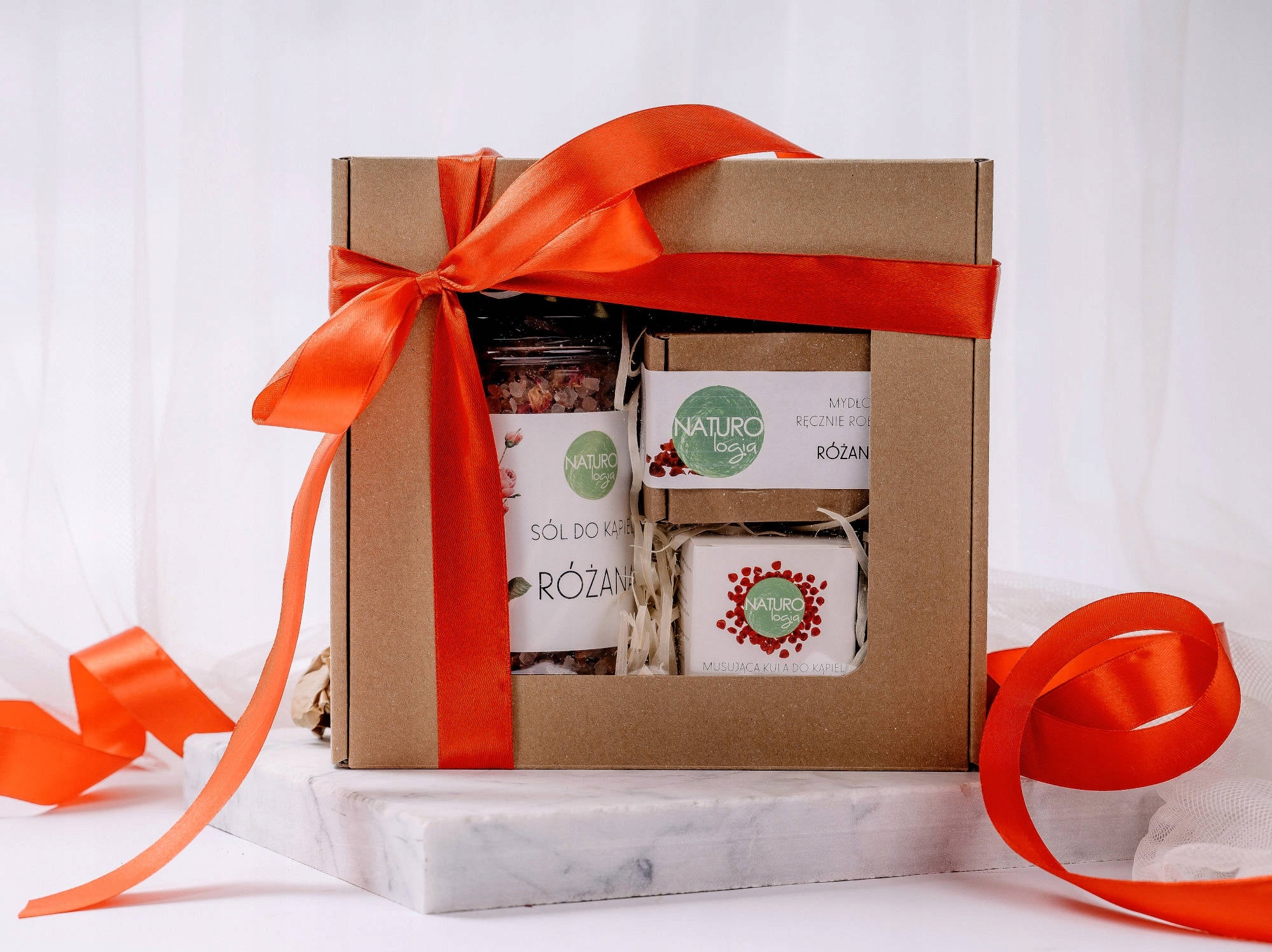 Rožinis dovanų rinkinys, muilinė ir vonios rutulys jai – atpalaiduojanti vonia žmonai
