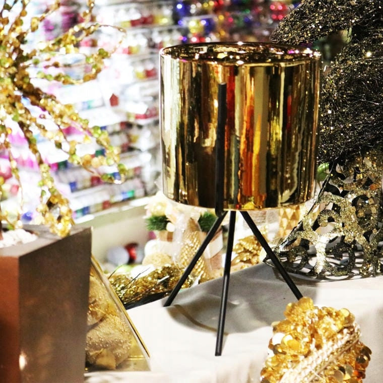 Auksinė keraminė vazono dengiamoji ant metalinio trikojo 30x16cm KALĖDINĖ DEKORACIJA