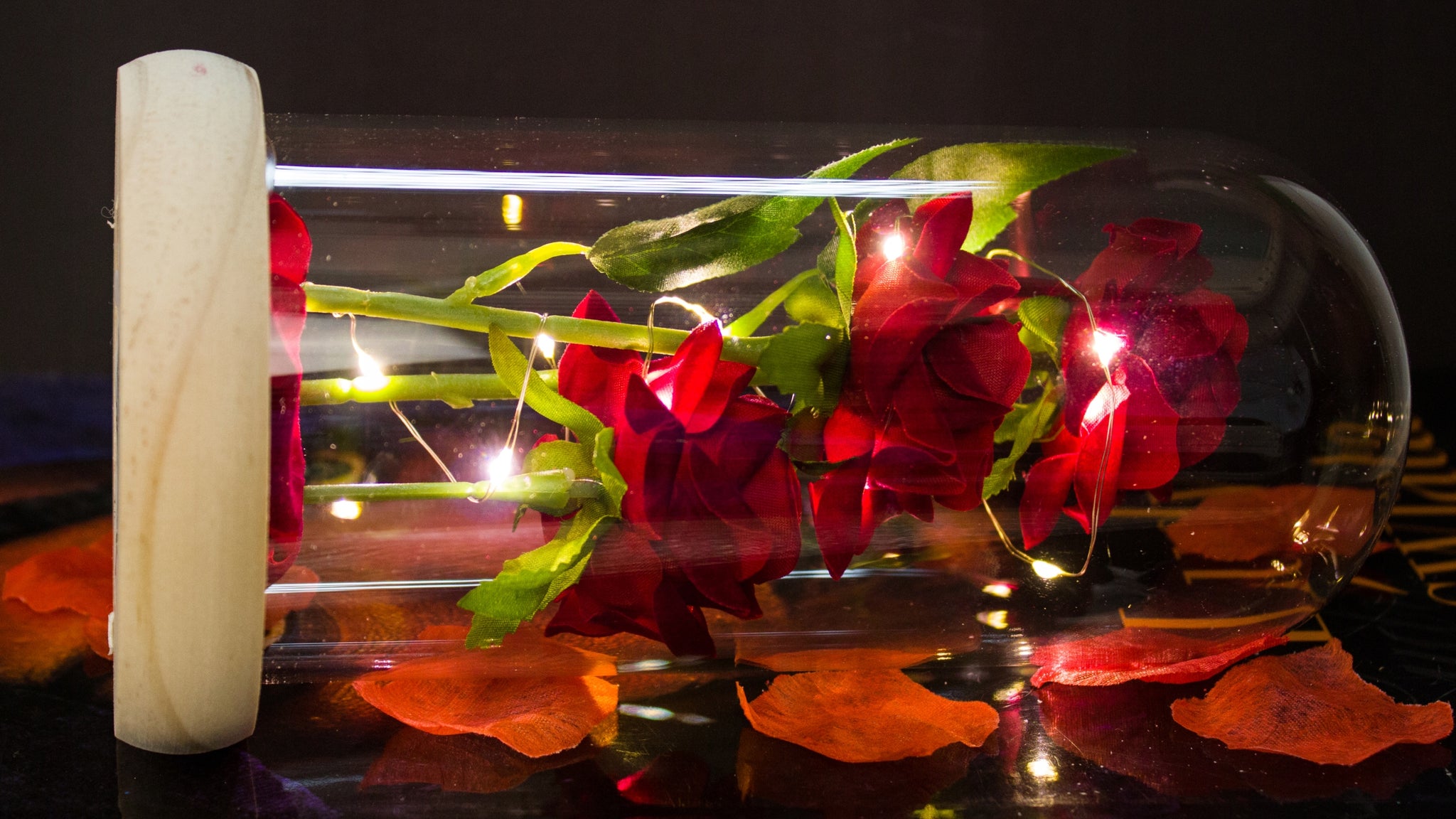 GRAŽI DIRBTINĖ AMŽINA ROŽĖ 3 RÓŽĖS STIKLINĖJE DĖŽUTĖJE, DOVANA DAILUGAI