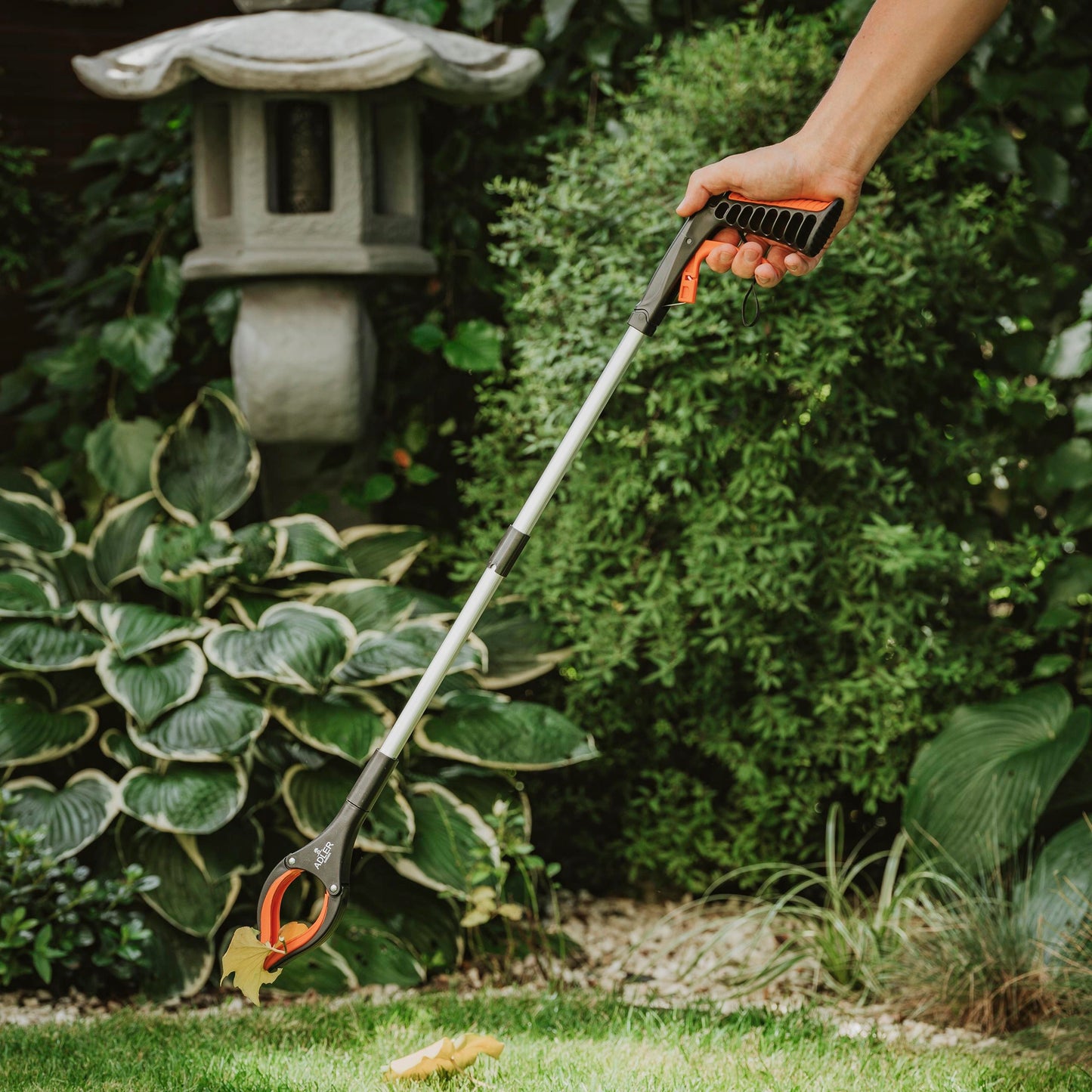 Ilga sulankstoma ranka surinkimui ir paemimui šiukšlių, lapų, žaislų