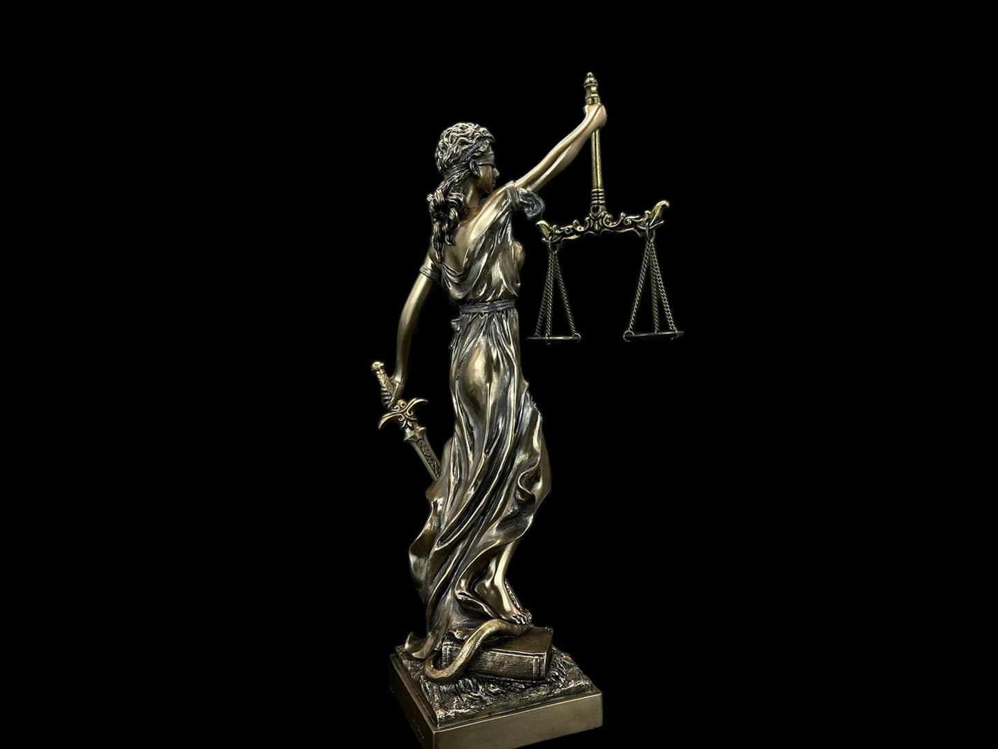 Temidė su svarstyklėmis ir kalaviju 31 cm bronzos skulptūrėlė Dovana Teisininkui TEM-01